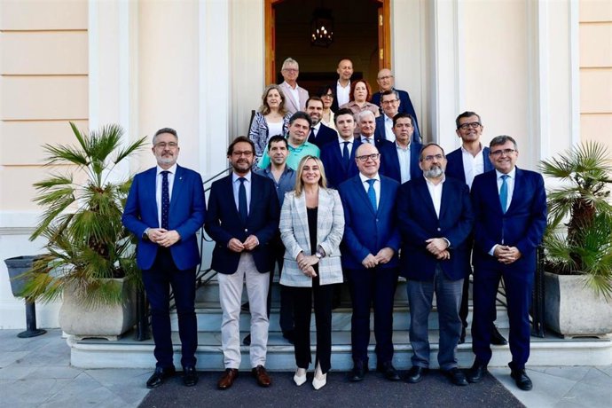 Foro local Ifmif-Dones con la alcaldesa de Granada, Marifrán Carazo, en el centro en la imagen