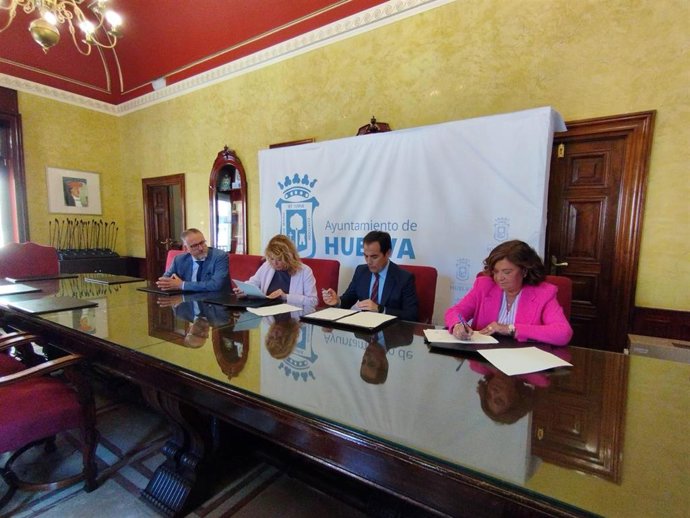 Firma del convenio entre el consejero de Justicia, Administración Local y Función Pública, José Antonio Nieto, y la alcaldesa de Huelva, Pilar Miranda,para que los menores infractores cumplan medidas judiciales de medio abieto.