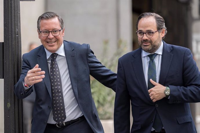 El secretario general del PP de Madrid, Alfonso Serrano, y el presidente del Partido Popular de Castilla-La Mancha, Paco Núñez, a su llegada a la reunión del Comité Ejecutivo Nacional