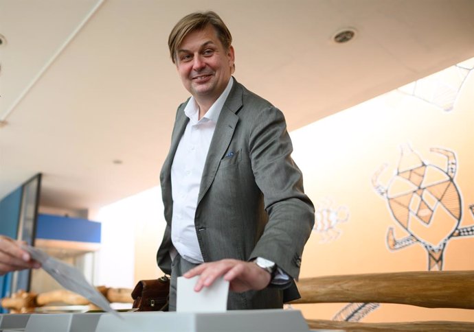 09 June 2024, Saxony, Dresden: Alternative for Germany (AfD) top candidate for the European elections Maximilian Krah stands with his ballot papers at the polling station as he casts his vote in the European and local elections in Saxony. Photo: Robert Mi