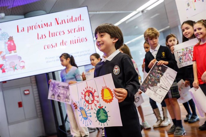 Uno de los ganadores del primer concurso escolar de dibujo convocado por el Ayuntamiento para el diseño de la iluminación de Navidad