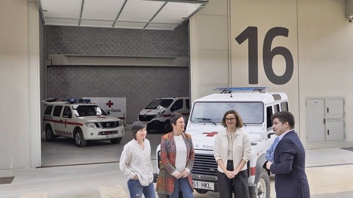 La diputada general e Bizkaia, Elixabete Etxanobe, visita el espacio cedido a Cruz Roja.