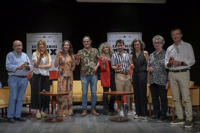 De izq. a dcha.: Rodolf Sirera, Mª José Mora, Paula Serrano, Pedro Giménez, Mamen Mengó, Víctor Lucas, Christine Cloux, Mingo Albir y el director de SGAE de la Comunidad Valenciana, Álvaro Oltra.