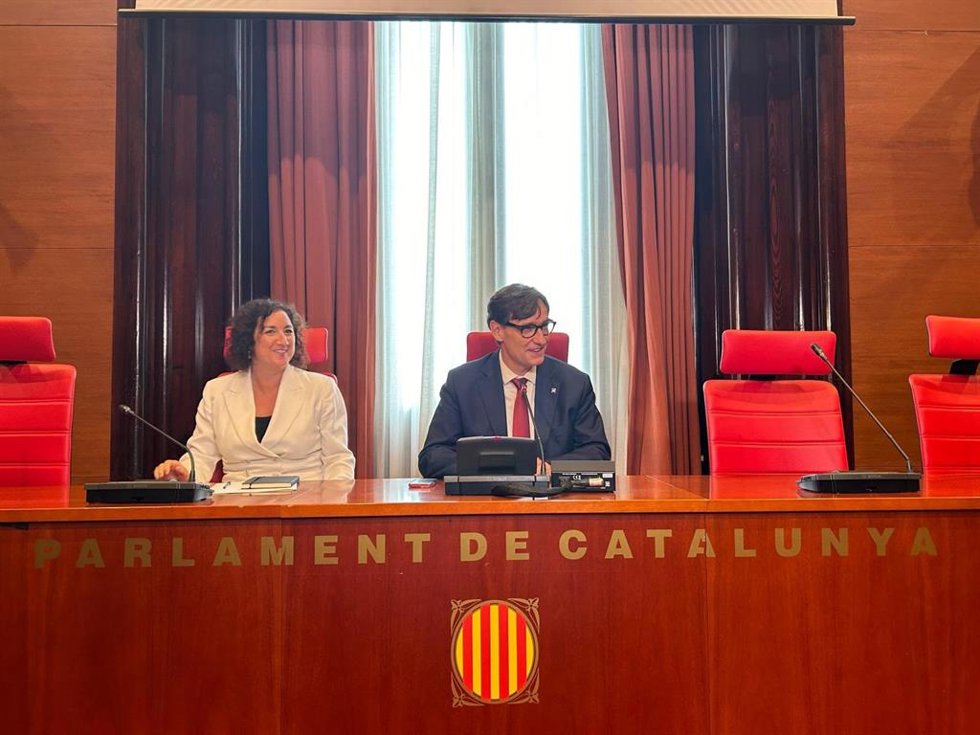El presidente del PSC-Units, Salvador Illa, y la diputada Alícia Romero, en una reunión del grupo parlamentario