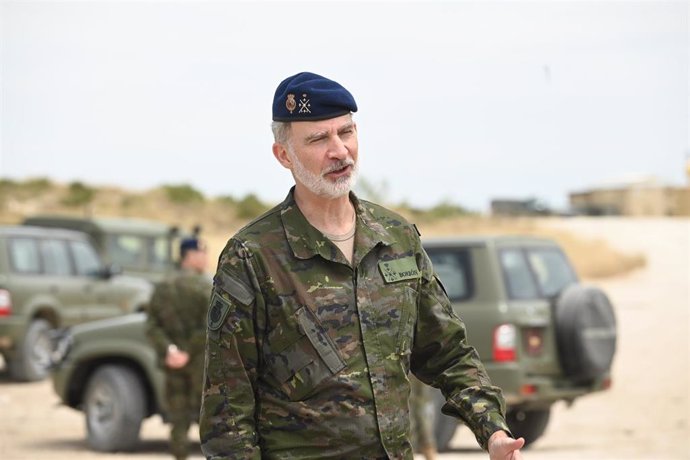 El Rey Felipe VI durante el ejercicio ‘Atlas’ 24 del Ejército de Tierra, en el Centro Nacional de Adiestramiento de San Gregorio.