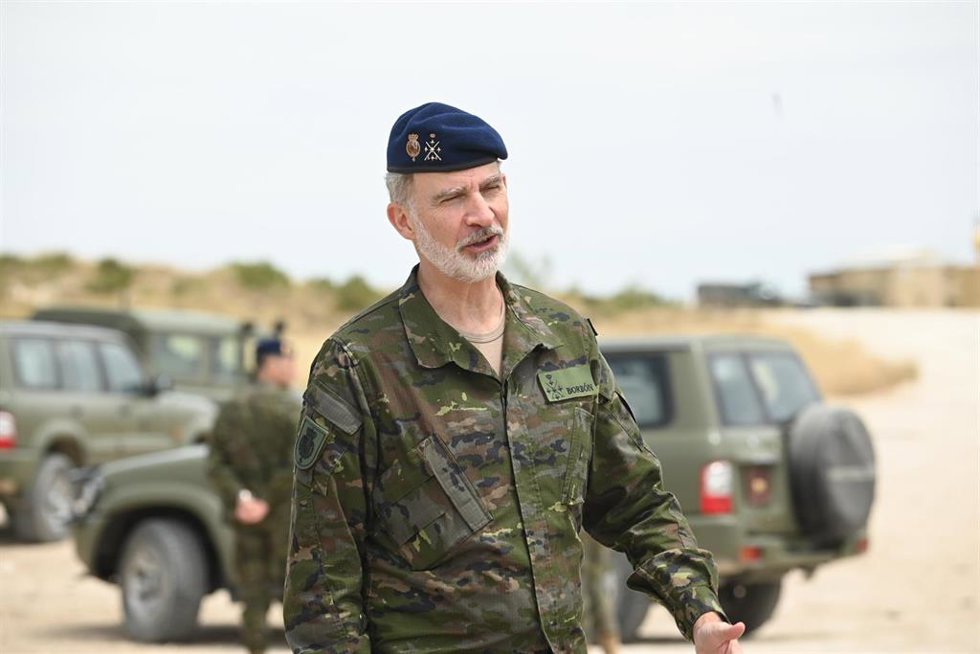El Rey Felipe VI durante el ejercicio Atlas 24 del Ejército de Tierra, en el Centro Nacional de Adiestramiento de San Gregorio.