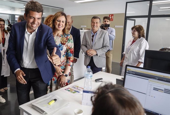 El president de la Generalitat valenciana, Carlos Mazón (i), y la alcaldesa de la ciudad, María José Catalá (2i), asisten a  la apertura del nuevo Centro de Salud de Malilla, a 10 de junio de 2024, en València
