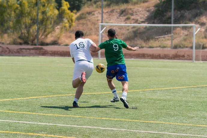 Dos jugadores en su disputa por el balón, en un torneo benéfico, como imagen de recurso.