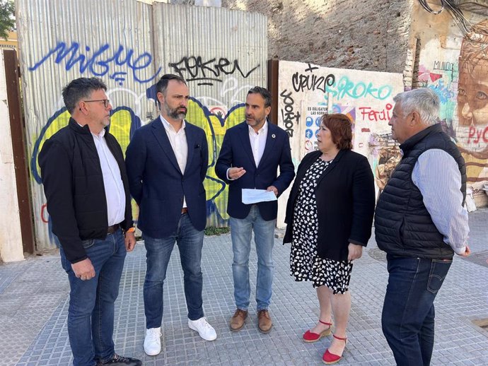 El portavoz del grupo socialista en el Ayuntamiento de la capital, Daniel Pérez, y el concejal del PSOE, Mariano Ruiz.