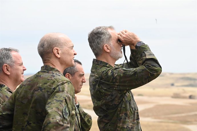 El Rey Felipe VI (d) durante el ejercicio ‘Atlas’ 24 del Ejército de Tierra, en el Centro Nacional de Adiestramiento de San Gregorio, a 10 de junio de 2024, en Zaragoza, Aragón (España). El ejercicio está liderado por el Grupo de Artillería II/71 del Ejér