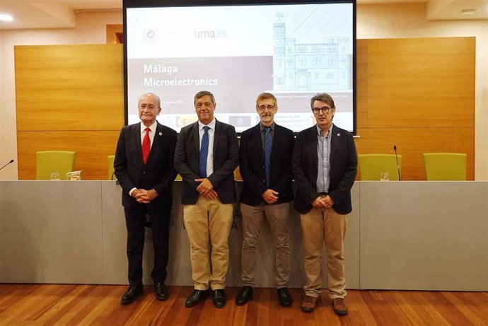 La Cátedra Chip Universidad-Empresa Málaga Microelectronics ha sido presentada por el rector, Teodomiro López, que ha estado acompañado por el alcalde, Francisco de la Torre, y Mario Nemirovsky, CTO de Microelectrónica de Innova IRV.