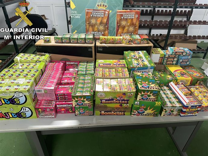 Material pirotécnico incautado en comercios de la provincia de Cádiz.