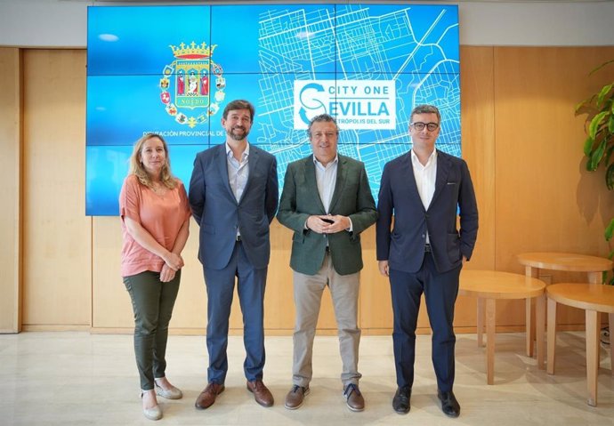 Javier Fernández con los promotores de Sevilla City One