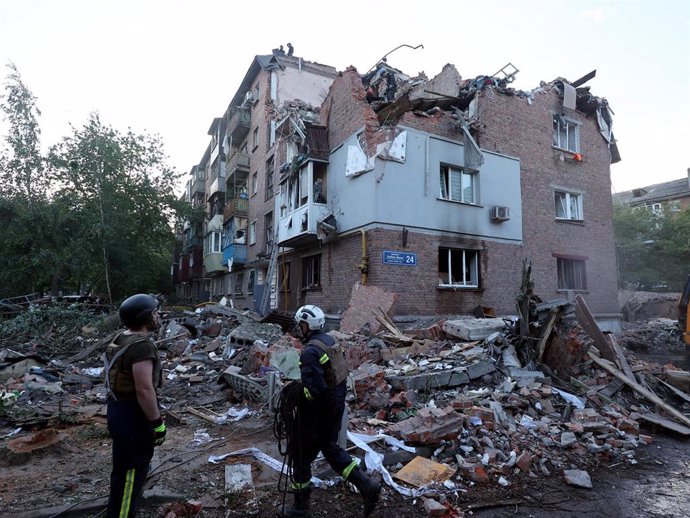May 31, 2024, Kharkiv, Ukraine: Rescuers remove the rubble at a block of flats damaged by the overnight Russian missile attack in the Novobavarskyi district of Kharkiv, northeastern Ukraine. Five people have been killed and 25 injured after Russian forces