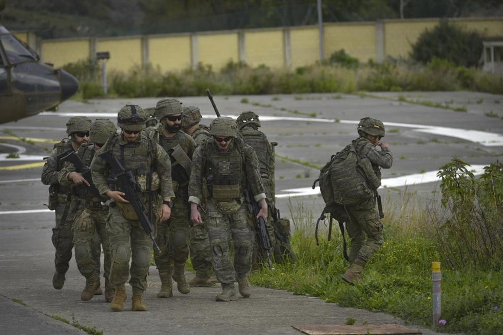 Archivo - Varios militares durante un ejercicio.