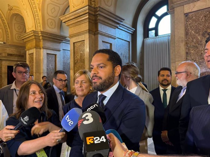 El secretario general de Vox, Ignacio Garriga, en declaraciones a los medios antes del pleno constituyente del Parlament de Catalunya