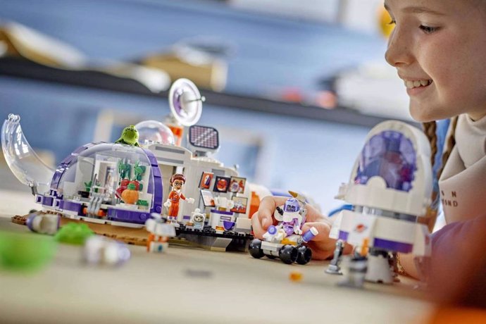Archivo - Grupo LEGO revela que 88% de los niños españoles quieren descubrir planetas y 77% desea viajar al espacio