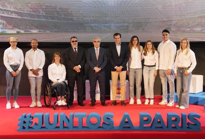 Evento del COE y Sanitas, con el presidente del COE, Alejandor Blanco, y del CPE, Miguel Carballeda, junto a varios deportistas.