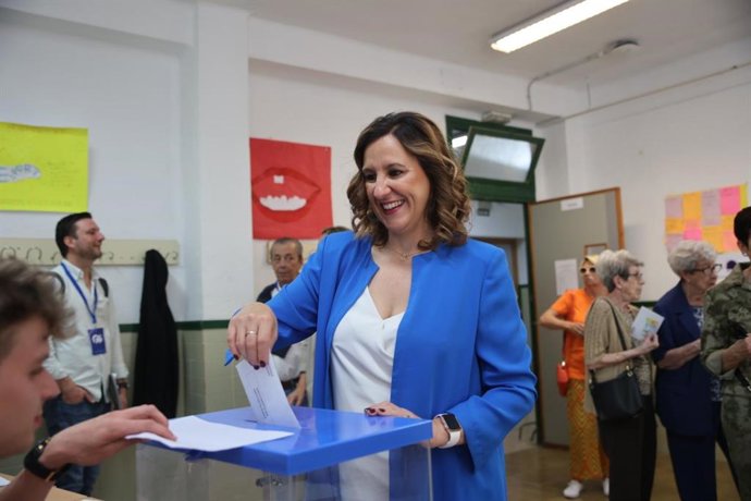 L'alcaldessa de Valncia, María José Catalá, dipositant el seu vot en els comicis al Parlament Europeu del 9J.