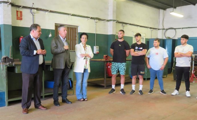 El delegado de Empleo, Empresa y Trabajo Autónomo de la Junta en Huelva, Juan Carlos Duarte (izquierda), acompañado por el alcalde de Palos de la Frontera, Carmelo Romero, en la inauguración del Programa de Empleo y Formación ‘Promoción Metal V’.