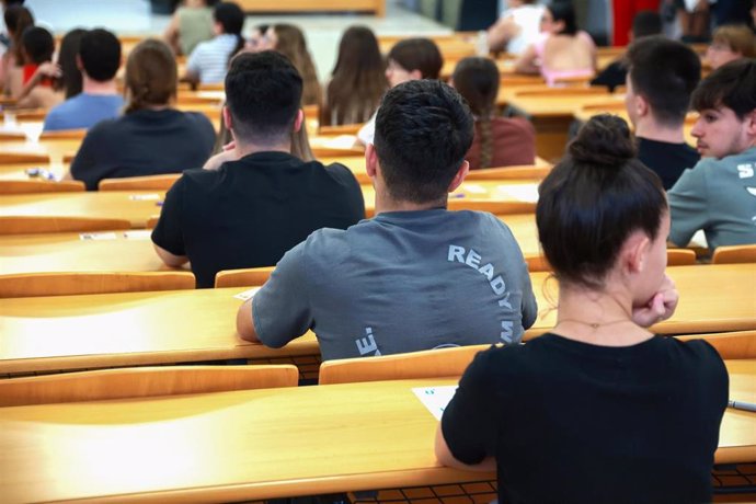 Alumnos preuniversitarios asisten a la primera jornada de las Pruebas de Acceso y Admisión a la Universidad (PEvAU). A 04 de junio de 2024, en Sevilla (Andalucía, España). 