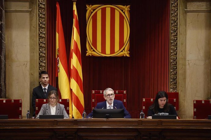 Mesa de Edad del Parlament, presidida por el diputado de mayor edad, Agustí Colomines (Junts), de 66 años, y las dos diputadas más jóvenes como secretarias, Júlia Calvet (Vox), de 23 años, y Mar Besses (ERC), de 25 años.