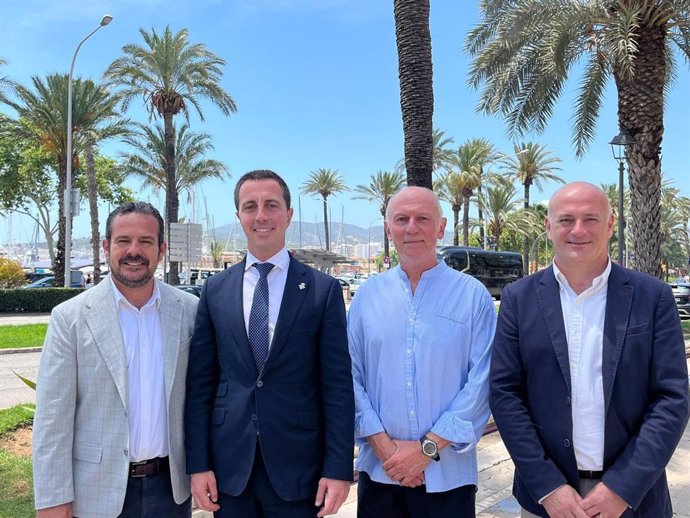 El presidente del Consell de Mallorca, Llorenç Galmés, con el nuevo director gerente del Consorcio Serra de Tramuntana, Lluís Vallcaneras.