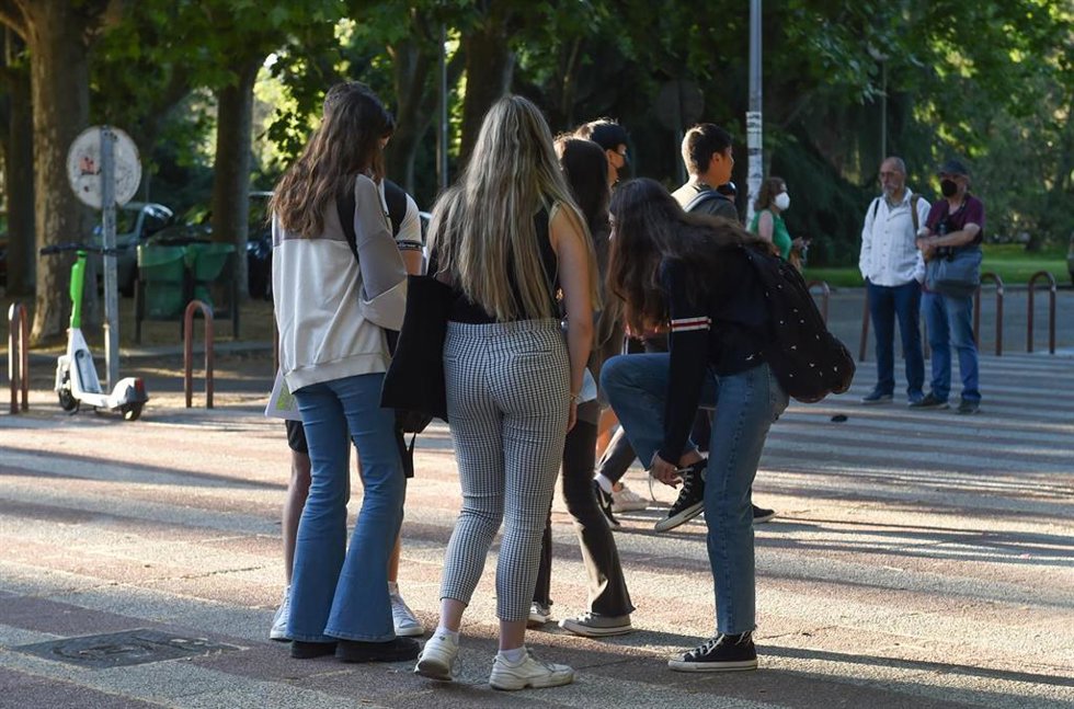 Archivo - Varias personas en las puertas de la Facultad de Derecho, en Madrid (España).
