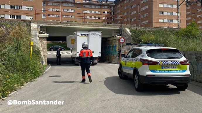 Un camión de reparto queda atrapado en un paso subterráneo de Santander