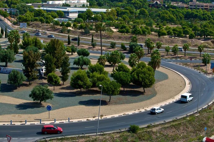 Archivo - La rotonda de bomberos que estudiantes de la UA deben atravesar en su recorrido entre el tren de cercanías y Sant Vicent.