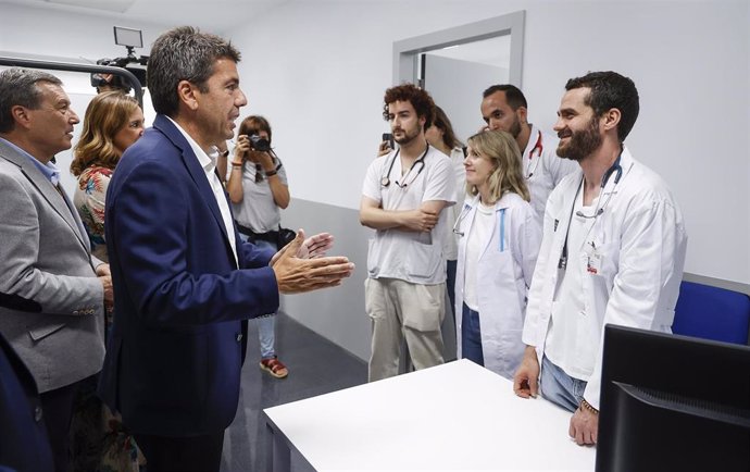 El president de la Generalitat valenciana, Carlos Mazón (i), asiste a  la apertura del nuevo Centro de Salud de Malilla, a 10 de junio de 2024, en València