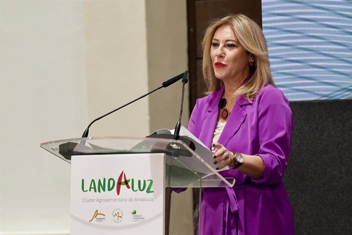 La consejera de Economía, Hacienda y Fondos Europeos, Carolina España, interviene en la clausura del acto de presentación en Málaga del Clúster Agroalimentario de Andalucía.