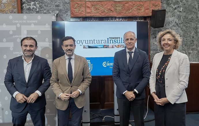 El consejero de Industria del Cabildo de Tenerife, Manuel Fernández, el vicepresidente del Cabildo, Lope Afonso, el presidente de la Cámara de Comercio de Santa Cruz de Tenerife, Santiago Sesé y la directora general, Lola Pérez