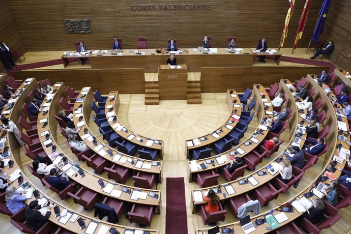 Archivo - Hemiciclo en el pleno de Les Corts