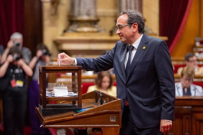 El diputat electe de Junts Josep Rull vota en el ple.