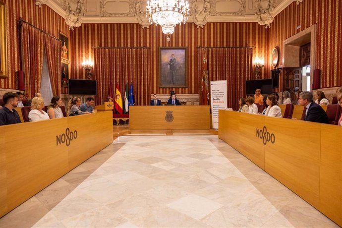 Primera reunión de la comisión local de impulso comunitario ciudad (CLIC), en el salón de plenos del Consistorio, presidida por el delegado de Barrios de Atención Preferente, José Luis García.