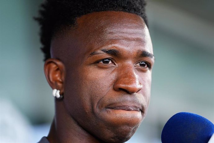 El delantero del Real Madrid Vinícius Júnior atiende a los medios de comunicación. 