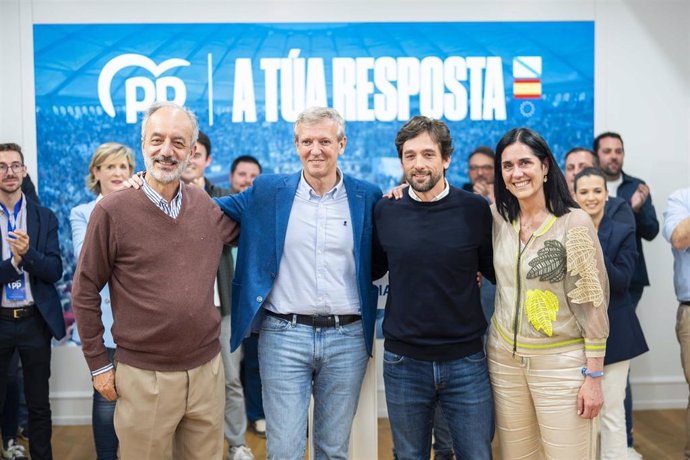 Rueda y Prado con los dos eurodiputados populares vinculados con Galicia.