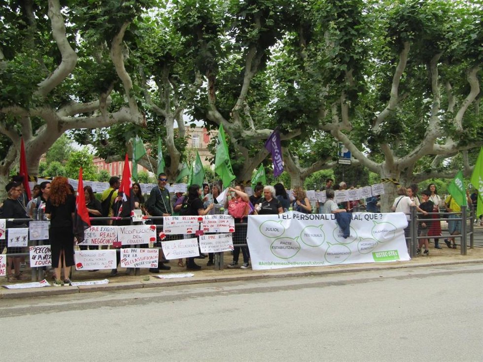 CTG ensenyament y UstecStes se concentran ante el Parlament para reclamar mejoras laborales