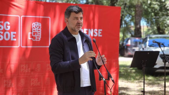 El candidato socialista a las elecciones europeas, Nicolás González Casares, en un acto en Maceda (Ourense).