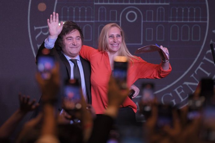 Archivo - FILED - 19 November 2023, Argentina, Buenos Aires: Javier Milei (L), presidential candidate of the libertarian party La Libertad Avanza, and his sister Karina Milei wave at the campaign headquarters after their party's victory in the run-off ele