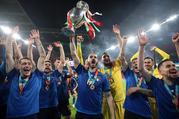 Archivo - 12 July 2021, United Kingdom, London: Italy's Leonardo Bonucci (C) celebrates with the trophy alongside teammates following the UEFA EURO 2020 final soccer match between Italy and England at Wembley Stadium. Photo: Nick Potts/PA Wire/dpa