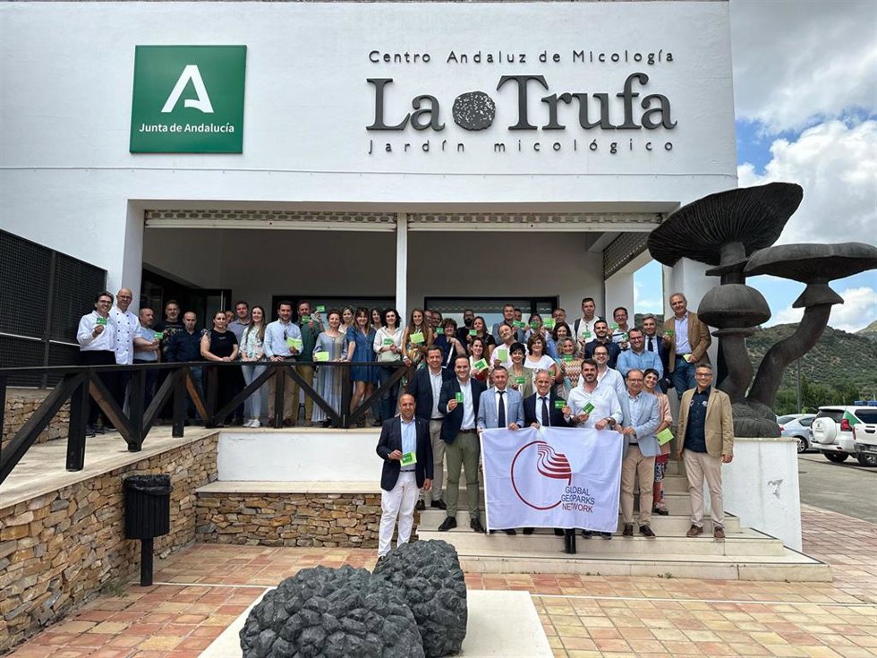 Foto de familia tras después de que el Geoparque Sierras Subbéticas haya revalidado su distinción por cuatro años más.