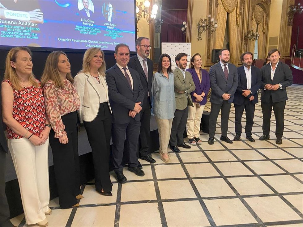 Susana Andújar (centro) y Fabio Gómez-Estern (4 izda.), junto a autoridades y responsables de Loyola, en la apertura del encuentro empresarial.