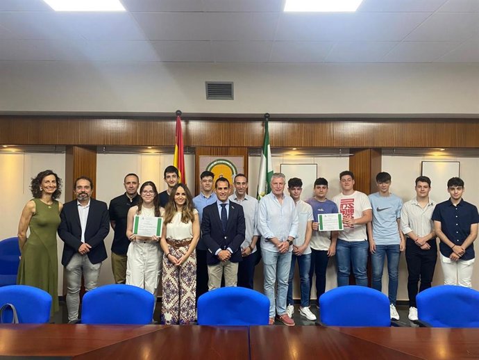 Alumnado y profesorado de los centros galardonados junto al delegado Francisco José Solano