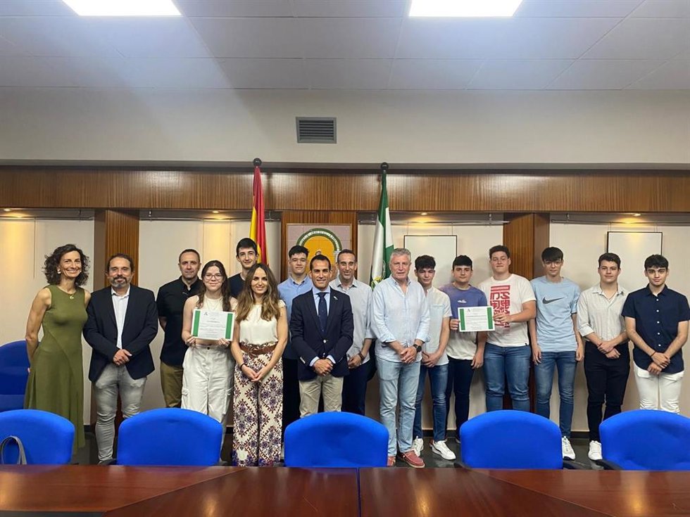 Alumnado y profesorado de los centros galardonados junto al delegado Francisco José Solano