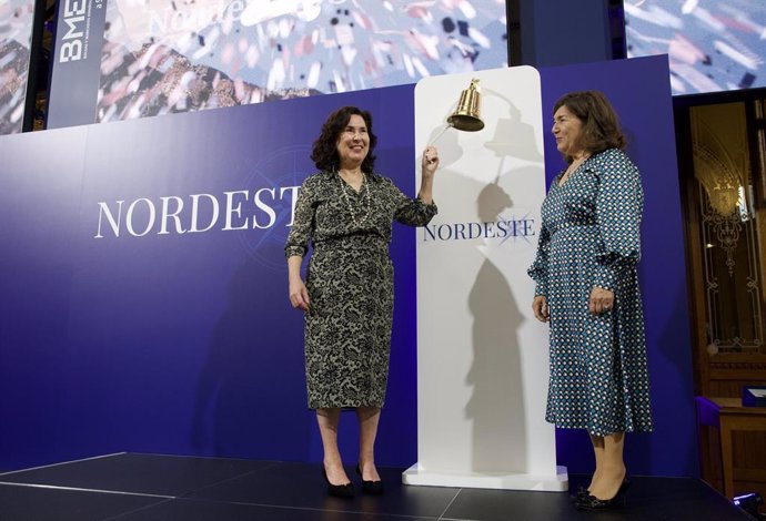 Ana Santos Tejedor, presidenta, y María José Santos Tejedor, vicepresidenta, en el tradicional Toque de Campana.