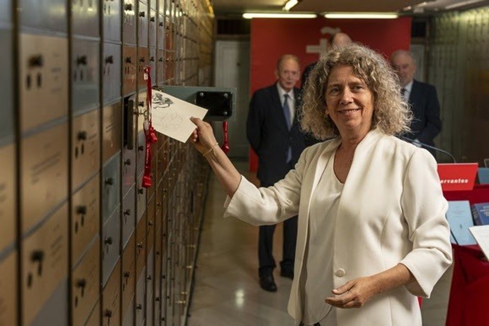 Beatriz Blecua, hija de Alberto Blecua, fue la encargada de depositar el legado in memoriam de su padre en la caja n. 987