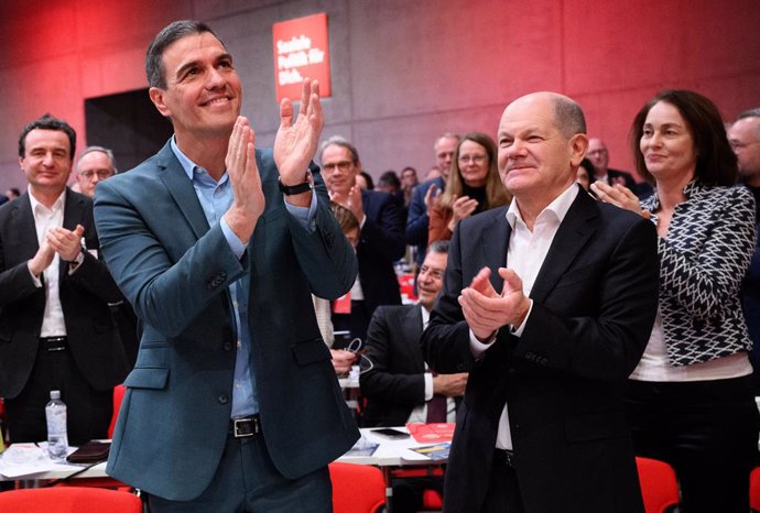 Archivo - Arxiu - 09 December 2023, Berlin: German Chancellor Olaf Scholz (R) and Pedro Sanchez(L), Spain's Prevalga Minister and Chairman of the Spanish Socialist Workers' Party (PSOE), react during the party congress of the German Social Democratic Part