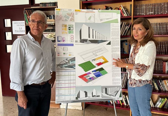 María Jesús Botella muestra los planos del futuro Centro de Salud de El Naranjo.